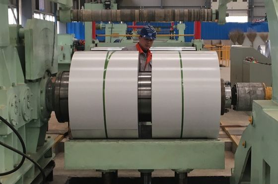 RAL9003 Weiße Galvalume-Stahlstreifen Schnittspirale Regelmäßige modifizierte Polyesterfarbe