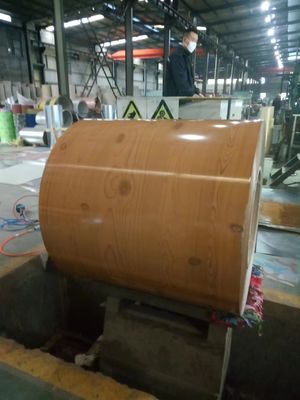 26 Ga 0,55 mm HDP Holzkorn 30-Jahresgarantie Z180 Verzinkte PPGI Stahlspule Druckfarbbeschichtete Spule ASTM A755 A653M